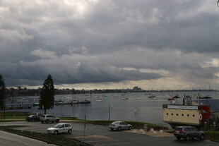 阴天下的城市滨水景观