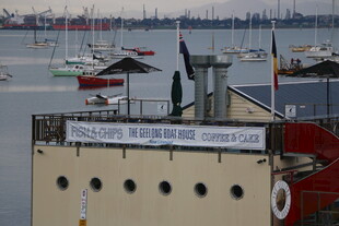 港口停泊船只的远景画面