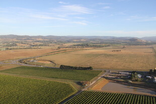 俯瞰广袤田野风光