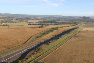 航拍广袤田野中的公路