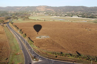 公路旁田野上的热气球