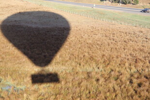 田野上的热气球影子