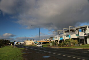 海滨公路旁的现代建筑群