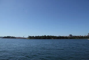 宁静湖面与远处岛屿风光