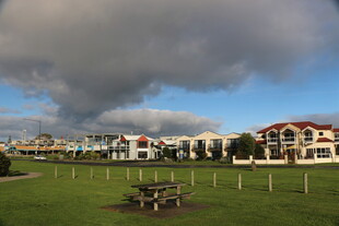 草地旁的建筑与阴沉天空