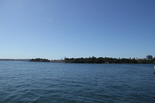 宁静湖景与远处岛屿风光
