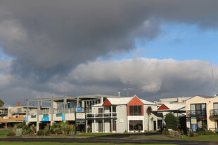 城郊现代住宅与多云天空