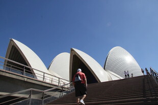 悉尼歌剧院前的行人