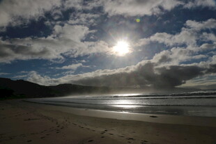 海滩上的阳光与云海美景