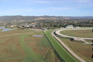 俯瞰道路旁开阔田园风光