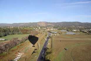 空中俯瞰的开阔田野风光