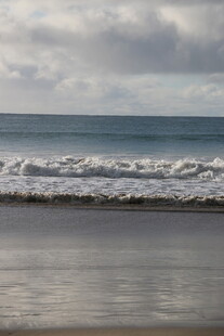 海边沙滩上的翻涌海浪