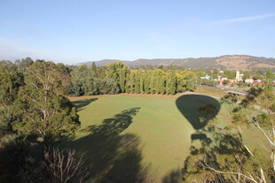 俯瞰绿意盎然的开阔场地