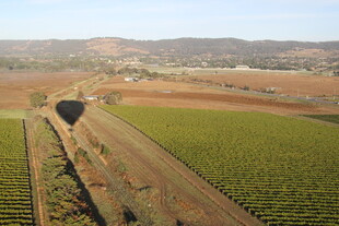 田野间的铁路风景
