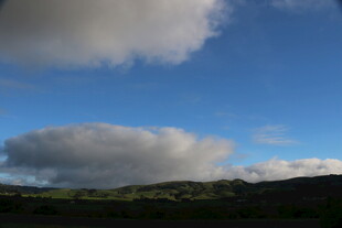 蓝天之下的蓬松云朵