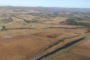 俯瞰广袤田野与公路