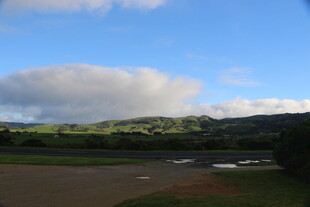 蓝天白云下的田园风光