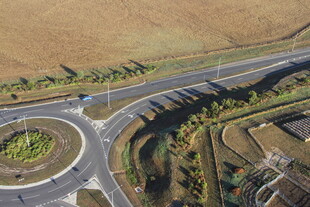 俯瞰环形交叉路口景观