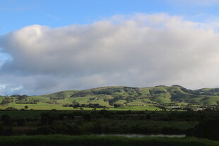 青山白云下的美丽风光