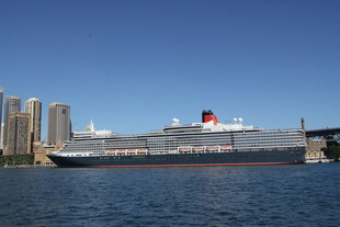 港口旁的大型豪华邮轮