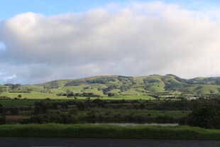 青山绿野间的蓝天白云