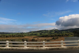 公路旁的开阔田园风光