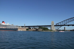 悉尼海港大桥与邮轮景观