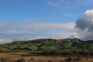蓝天白云下的山丘风景