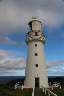 海边白色灯塔矗立云端