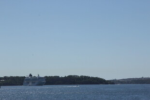 宁静湖面与远处岛屿景观