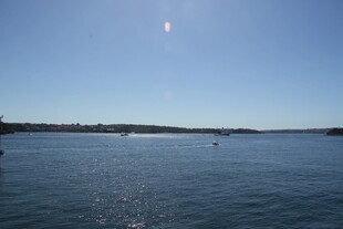 晴朗海面与远处岛屿景观