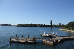 宁静湖畔的木质码头景观