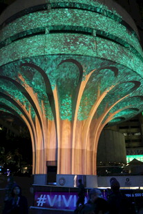 梦幻灯光装饰的拱形建筑