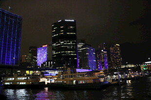 夜晚河畔璀璨的城市夜景