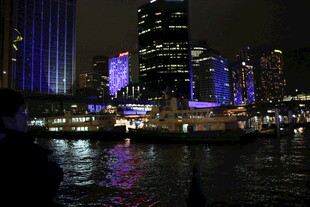 夜晚河畔的城市璀璨夜景
