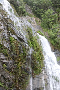 山间瀑布 绿意盎然的景致