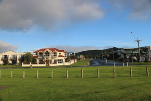 田园旁的美丽建筑景观