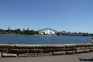湖畔风景 远处建筑与蓝天