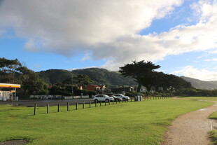 草地旁的停车场景观