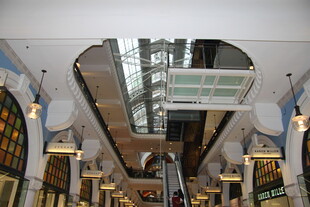 商场内部的自动扶梯景观