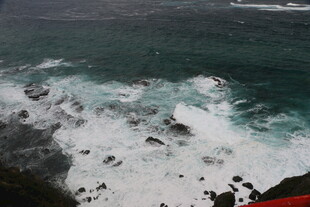 海浪拍打海岸的壮阔景象