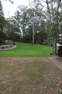 户外绿意盎然的休闲场地