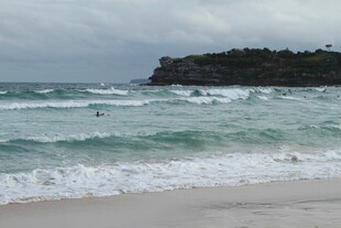 海浪拍岸的美丽海滨风光