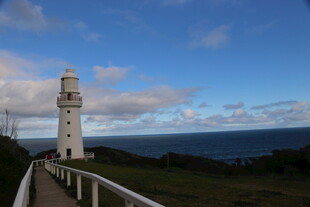海边灯塔与观景木栈道