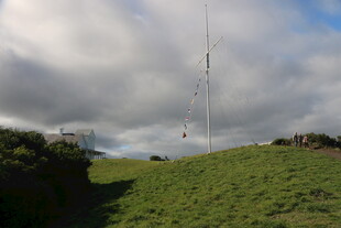 草原上的高耸通信天线