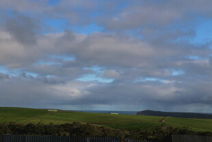 广阔草原上的多云天空