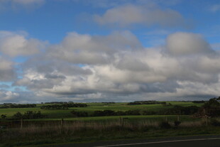 广阔田野上的蓝天白云