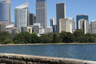 城市河畔的摩天大楼景观