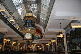 商场内部华丽的中庭景观