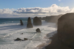 海岸边壮观的岩石与海浪